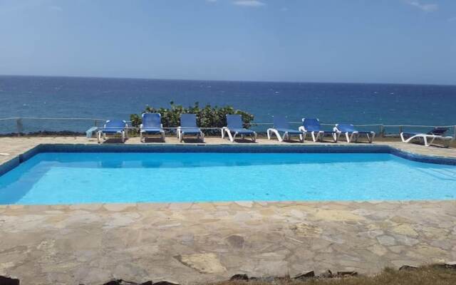 Spacious Oceanfront Villa