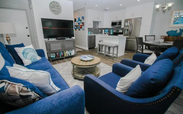 Colony Beach Club 233