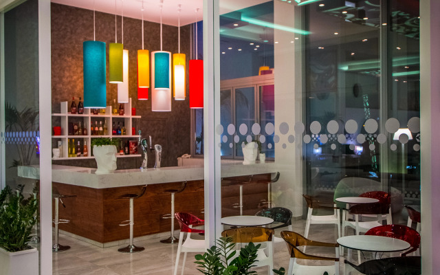 Nicholas Color Hotel