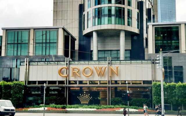 Wyndel Apartments Riverside on Collins