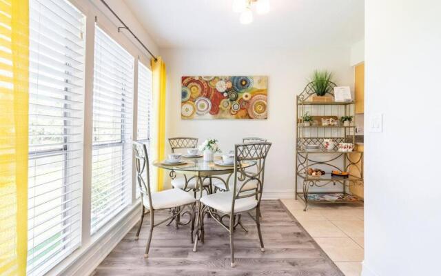 Shine and bright apartment with lake view