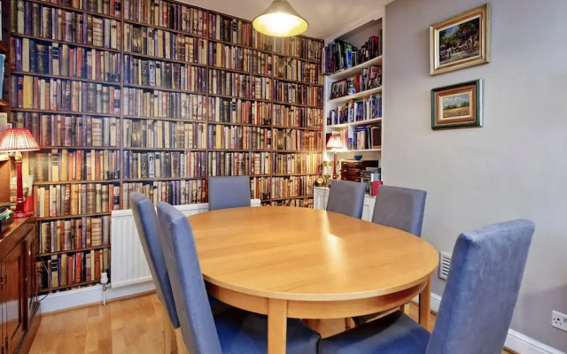 Lovely 2-bed Garden Flat in West Kensington