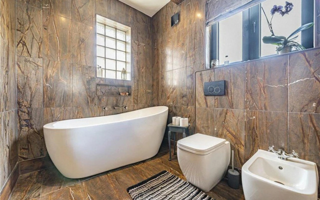 Designer Villa With spa and Magical Views, 5 bdr