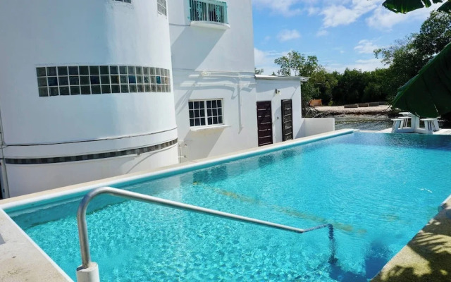 See Belize Waterside Sea View 2-bedroom Apartment w Balcony, Pool & Deck 2nd FL