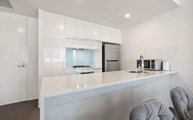 Spacious Lakefront Apartment With Pool Access – Guest Rooms – Canberra