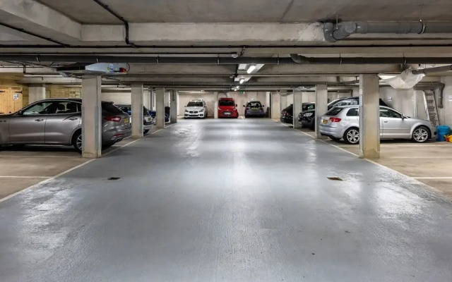 Riverside Home with Private Parking