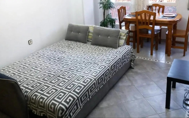 AMAZING SUNNY FLAT WITH BALCONY POOL two MINS FROM THE BEACH