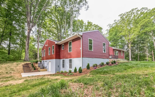 Woodhaven: Your Serene Countryside Escape 5 Bedroom Farmhouse by RedAwning