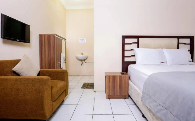 RedDoorz near Metro Indah Mall