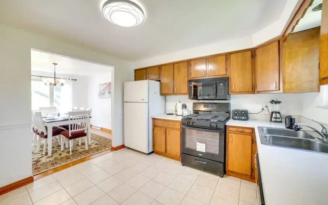 3 Mi to Downtown: Pittsburgh Home w/ Balcony!