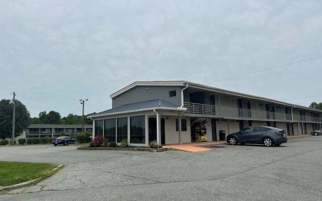 Amerihill Inn & Suites Greensboro