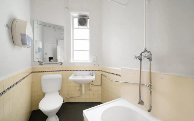 Richmond Private Rooms @ 151 Hoddle Homestay