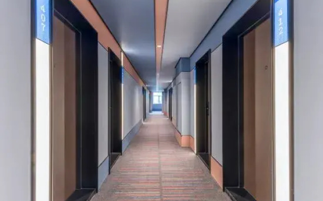 Hanting Hotel (Nanjing Xinjiekou Shanghai Road Subway Station)