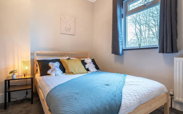 Stylish 3 Bed House-free Parking