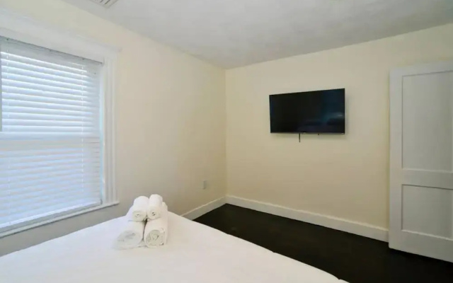 Modern Three Bedroom Condo - Near Boston