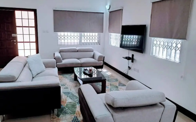 Stylish 3 Bedroom House Near Airport & Marina Mall