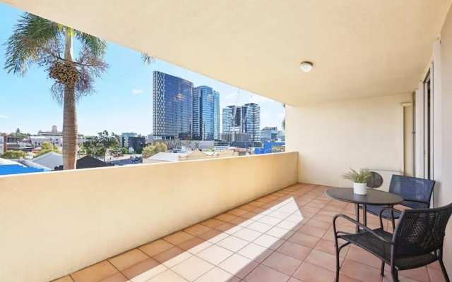 Inner-city 1-bed With Pool & Spa