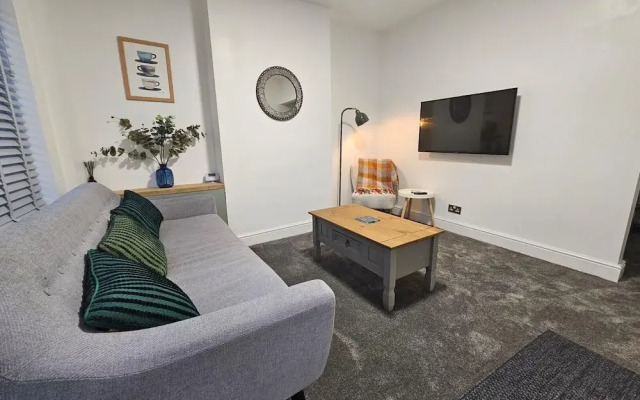 Newly Renovated 2 Bed With Garden & Parking