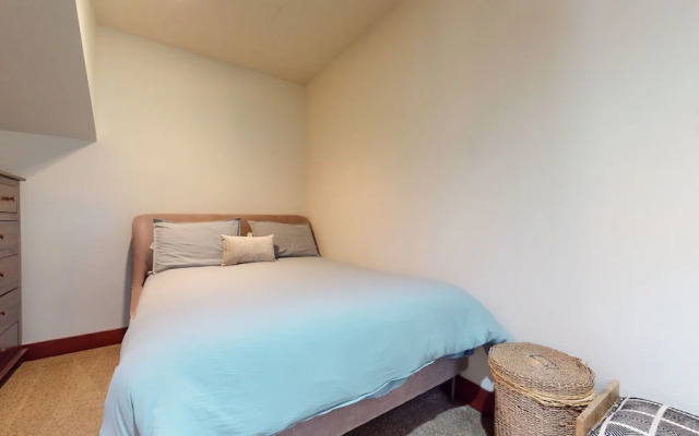 Timbers 15 Private Hot Tub, 2 Car Garage, Washer Dryer, Large Townhouse by RedAwning