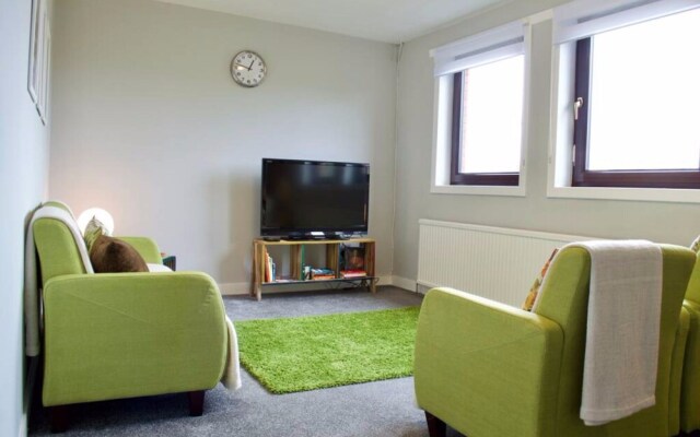 3 Bedroom Flat With Free Parking Sleeps 6