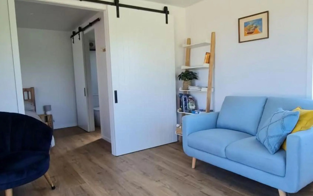Beach Break Cabin Two – Guest Rooms – Golden Bay