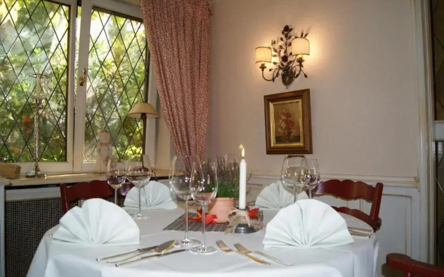 Restaurant At Keller Hotel