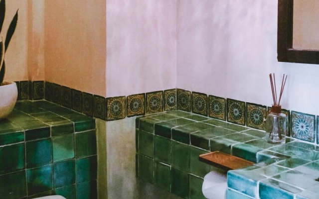 Hiphipstay - The Colonial