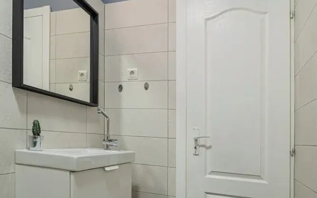 Chic Black & White 2BR on Dambovitei