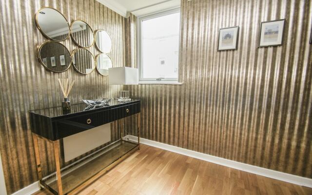 Avalon Balcony Apartment