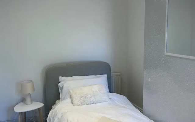 Cosy 2-bed Home - Central Location - Train Station