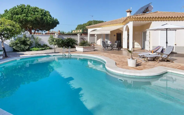 Detached Villa With a Large Private Swimming Pool