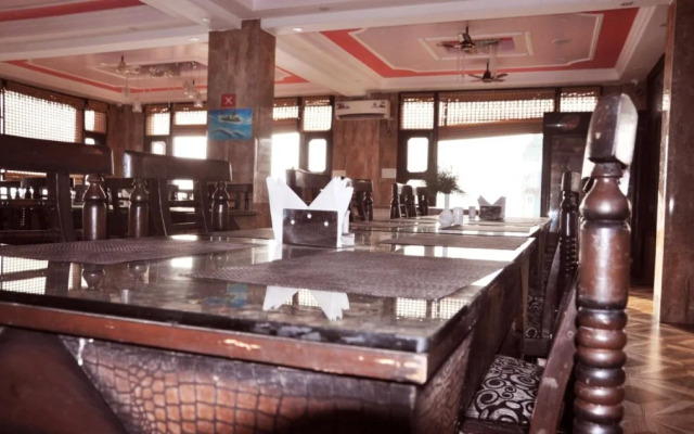 Aaa Hotel & Restaurant