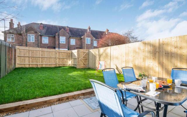 Spacious 3 Bed House, Netflix, Garden, Parking