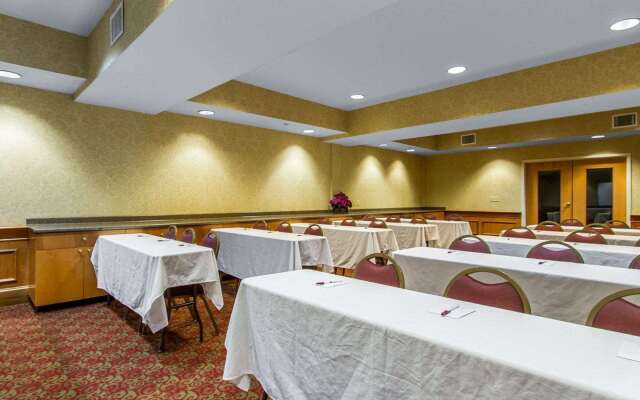 Comfort Suites Airport