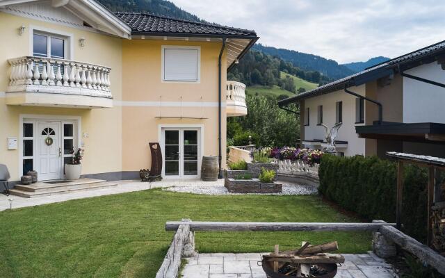 Comfortable Holiday Home in Goldegg - Weng with Whirlpool