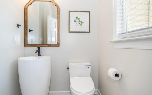 Luxury Three Bedroom Townhome Near Cary