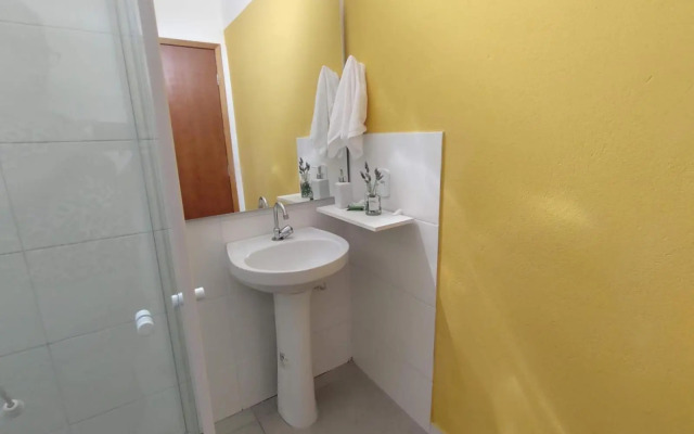 Casa de Tijolinho com Netflix e estacionamento