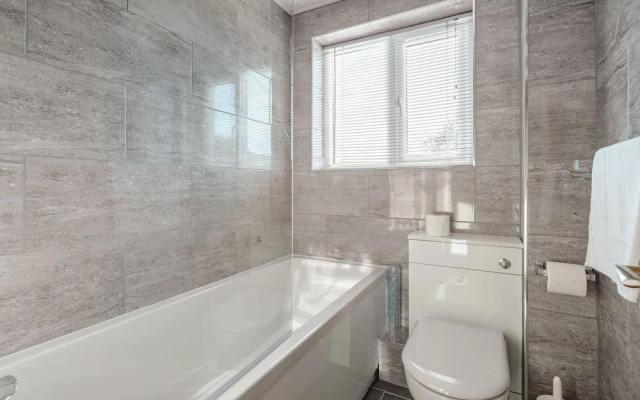 Luxury 2 Bed Room Lake View Apt Bowness Parking