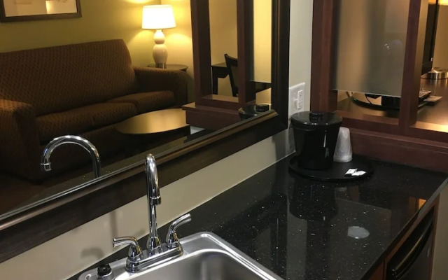AmericInn Hotel & Suites Fairfield