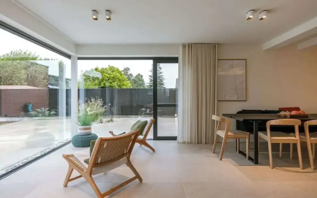 Charming Chic Stay With Garden Views Parking
