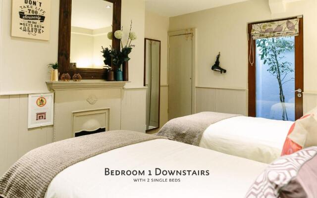 Cosy Home; Sleeps 10/11. City 15 minutes’ walk
