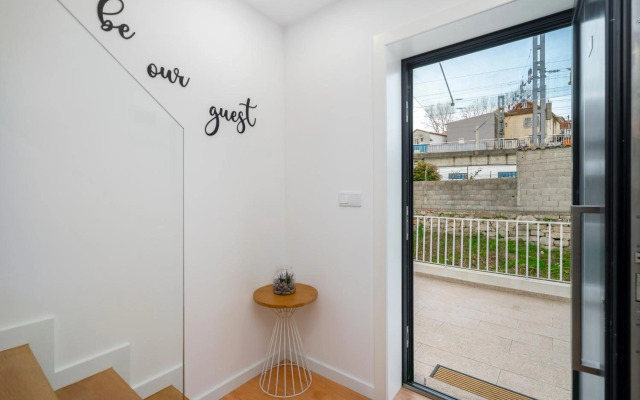 WHome Riverside View Premium Apartment w/ AC & Terrace