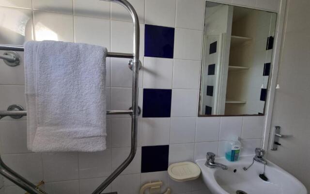 4 Bed 2 Bathroom House with Garden and Parking