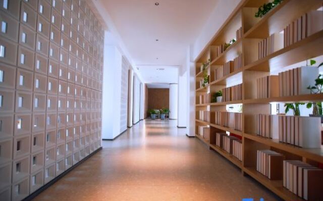 Yuerong Hotel (Liaoyang Liaohua Tesco)