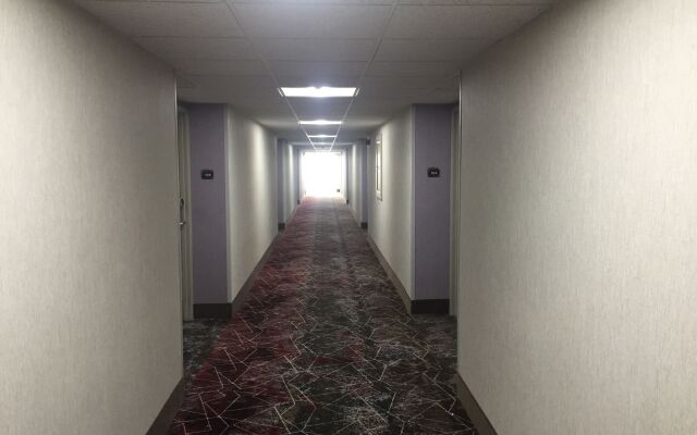 Orangewood Inn & Suites Kansas City Airport