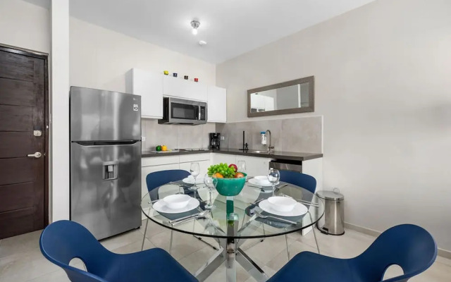 NEW Modern 1BR 1BA Gold Coast Pool GYM Tennis
