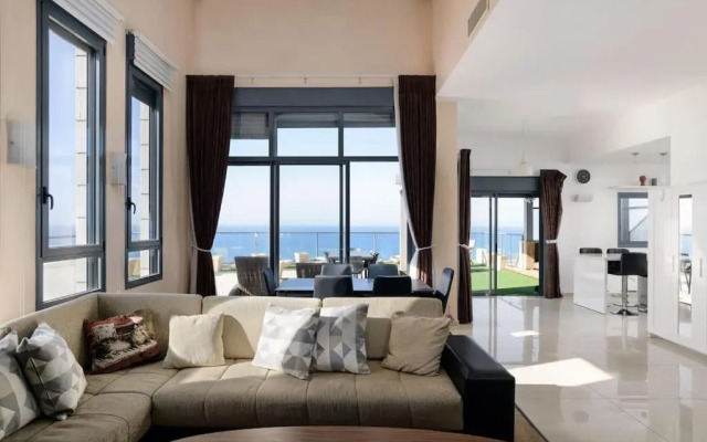 Jacuzzi Penthouse with Sea View in Natanya