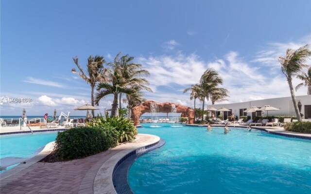 Fabulous Waterfront 2BR 2BA Trump Tower Apartment 6 Guests