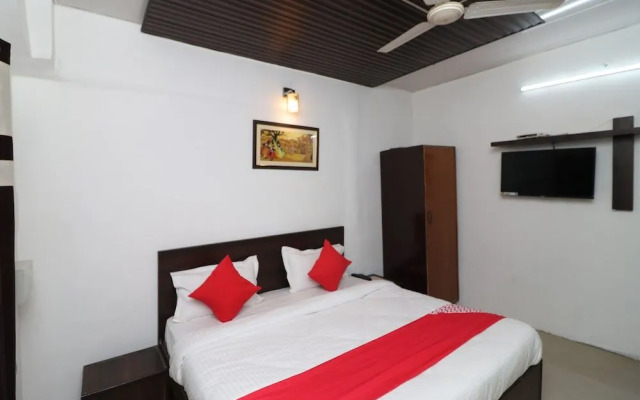 OYO 40425 Hotel Dazzle Inn