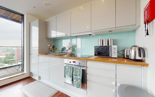 Basildon - 2 Bed Flat - Sleeps 5 - Near Station